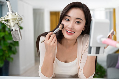 坤坤戳进别人的桃子里的游戏,桃子游戏热掀团队互动热潮