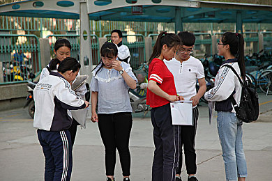 男人脱美女内裤摸她的胸,娱乐场所惊现不雅事件，女子挣扎呼救无人应援
