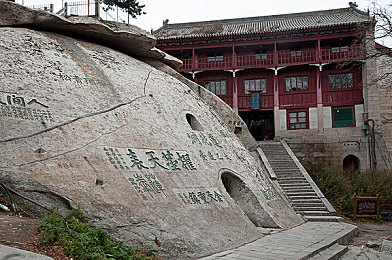 浪荡女的被cao日常面红耳赤,城市悲剧：道德沦陷下的女性困境