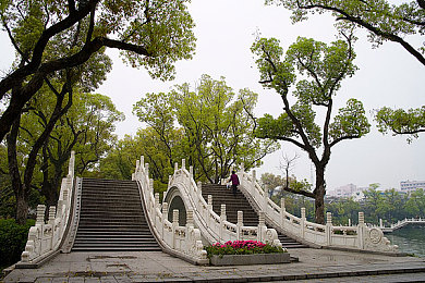 女主宠男主宠到极致病态,病态宠爱小说走红，爱情极端心理引关注