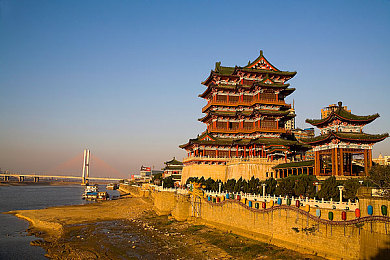 体育生露大jiji撒尿,操场尴尬一幕：体育生公共场合失态引关注-2