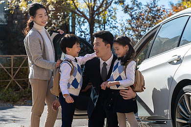 被女同学脱裤子玩jiji,校园暴力频发，关注青少年心理健康