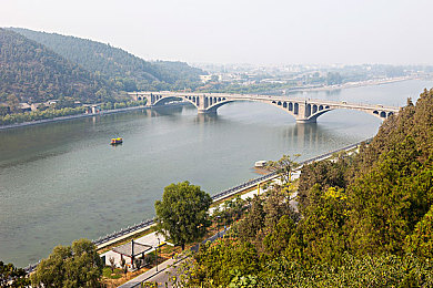 商务旅行中戴绿色帽子的女老板,女老板绿帽引关注：商务旅行新风采-2