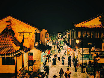 狠狠色综合7777久夜色撩人,深夜娱乐新宠，APP升级引热议-2