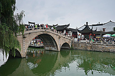 美式交错式上下床,空间节省新选择，美式床铺受欢迎-3