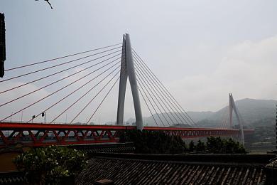 一弯腰就看见白球球,街头现神秘“白球球”，真相成谜引关注-2