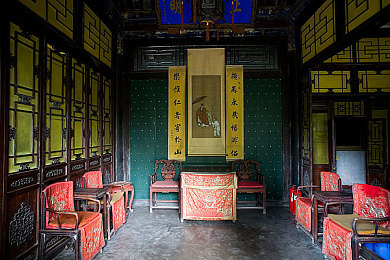 钶钶钶钶钶钶钶好多水好多谜,神秘湖泊：水清淤泥多，光影奇观待解-3
