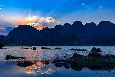 同桌把手指在里面转动的写作业呢,校园奇招：手指转笔写作业引热议-3
